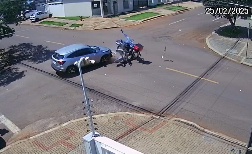 Câmera registra forte colisão entre carro e moto no Bairro Coqueiral