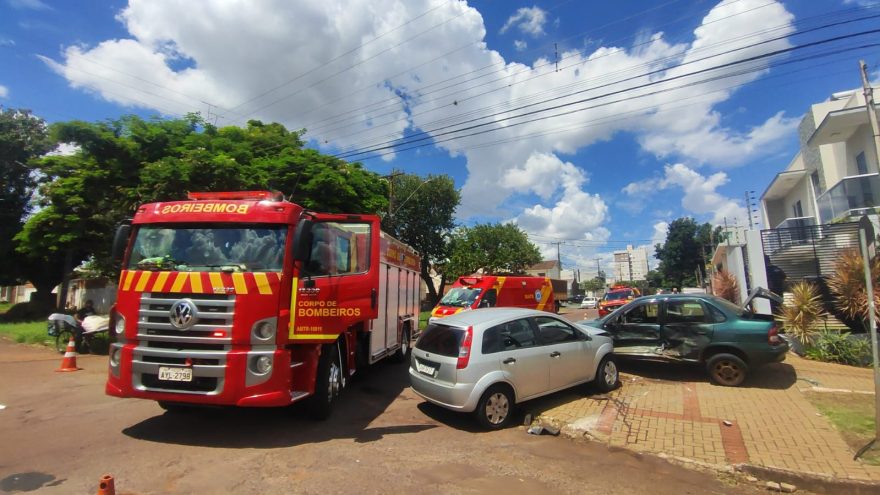 Motoristas ficam feridos após forte colisão entre Fiesta e Corsa no Alto Alegre