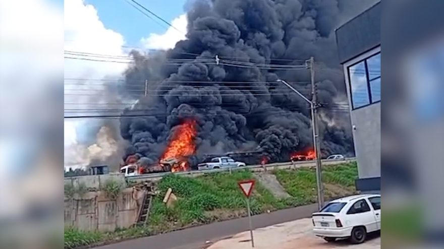 Colisão entre caminhões provoca incêndio e mortes no Contorno Norte