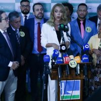 PEC contra escala 6x1 é protocolada na Câmara com 234 assinaturas Imagem referente a PEC contra escala 6x1 é protocolada na Câmara com 234 assinaturas