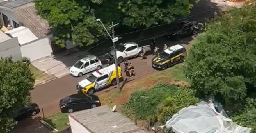 Imagens aéreas mostram abordagem a veículo carregado com fardos de maconha