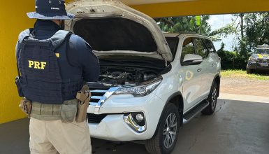 Cascavelense aguardava entrega de Hilux furtada: PRF recupera caminhonete e prende motorista na BR-369 Imagem referente a Cascavelense aguardava entrega de Hilux furtada: PRF recupera caminhonete e prende motorista na BR-369