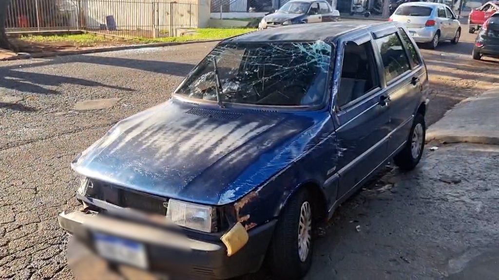 Fiat Uno capota no Jardim União em Cascavel