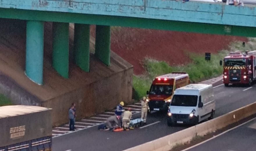 Homem fica gravemente ferido ao cair do viaduto da Avenida Rocha Pombo
