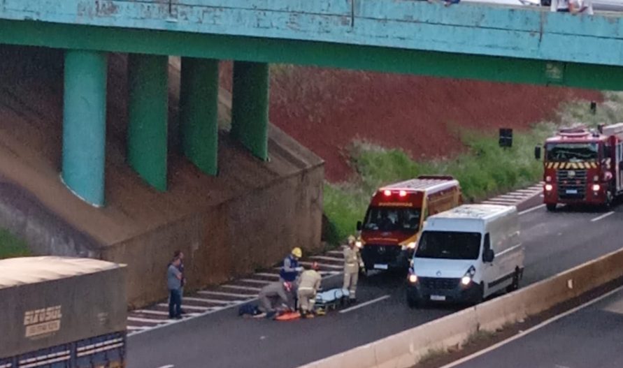 Homem fica gravemente ferido ao cair do viaduto da Avenida Rocha Pombo