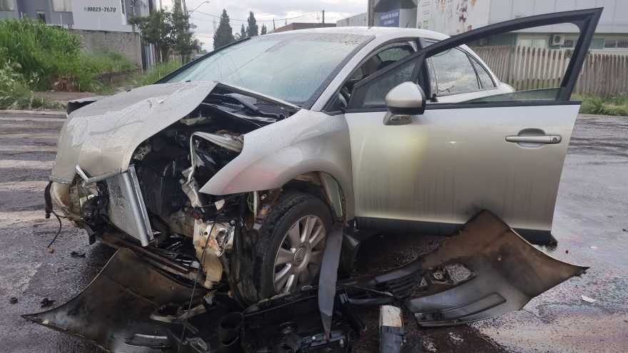 Forte colisão entre carros é registrada no Bairro Santo Inácio em Cascavel