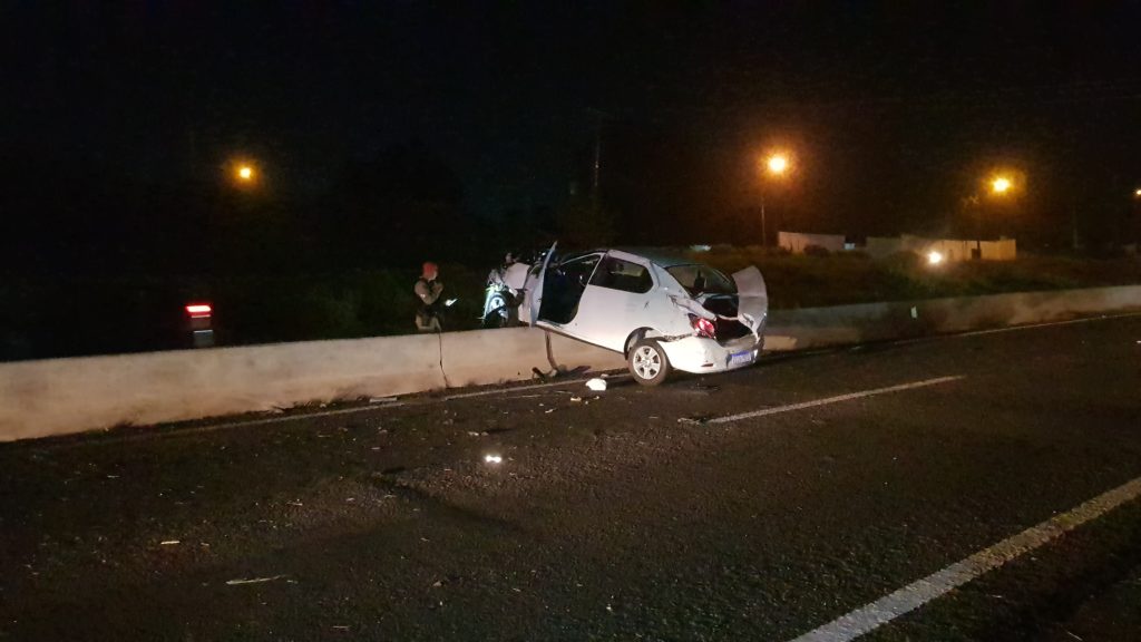 Carro fica pendurado em Guard-rail na PRc-467 e tem frente bastante danificada