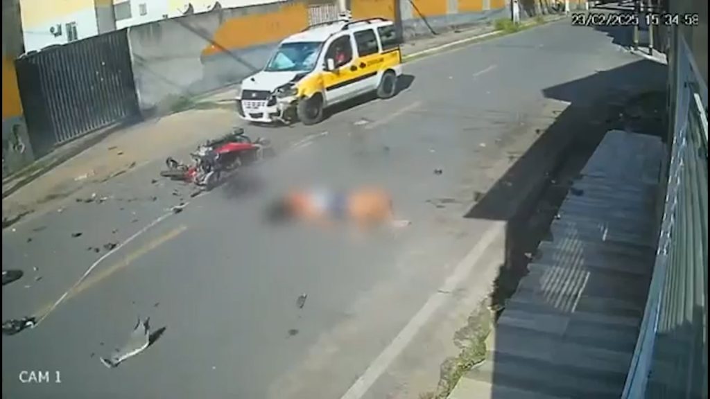 Chocante: Vídeo mostra forte colisão entre moto e Van Escolar que terminou com mulher morta