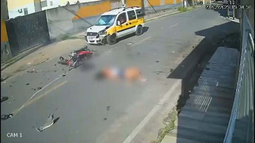 Chocante: Vídeo mostra forte colisão entre moto e Van Escolar que terminou com mulher morta