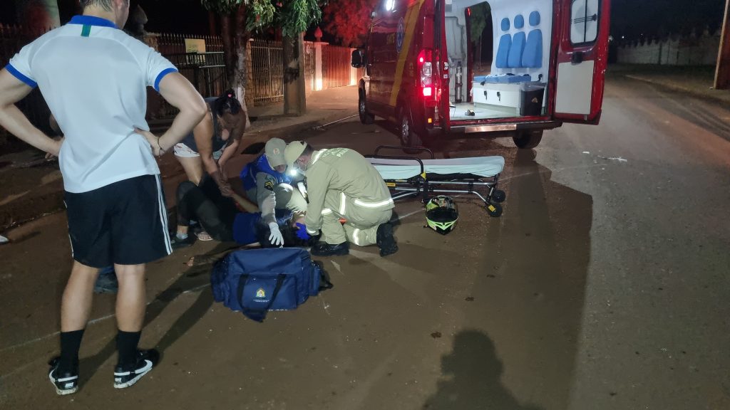Motociclista sofre fratura no braço em acidente na Rua Rio da Paz