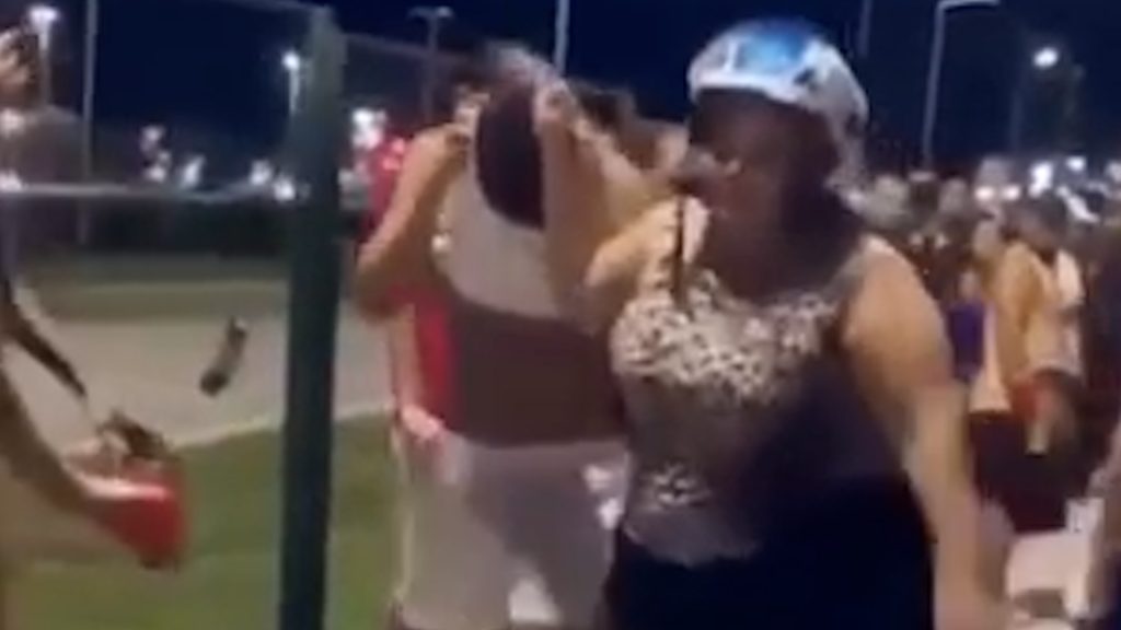 Mãe puxa filho pelo cabelo ao encontrar o jovem em festa e vídeo viraliza