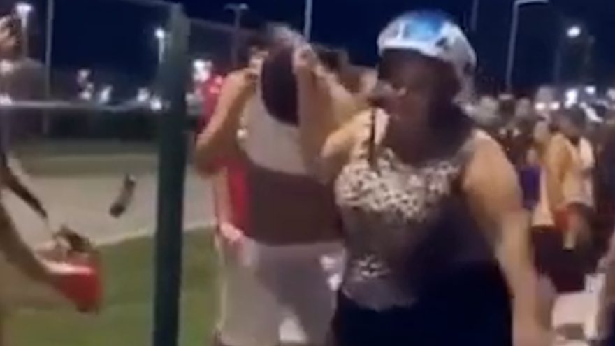Mãe puxa filho pelo cabelo ao encontrar o jovem em festa e vídeo viraliza