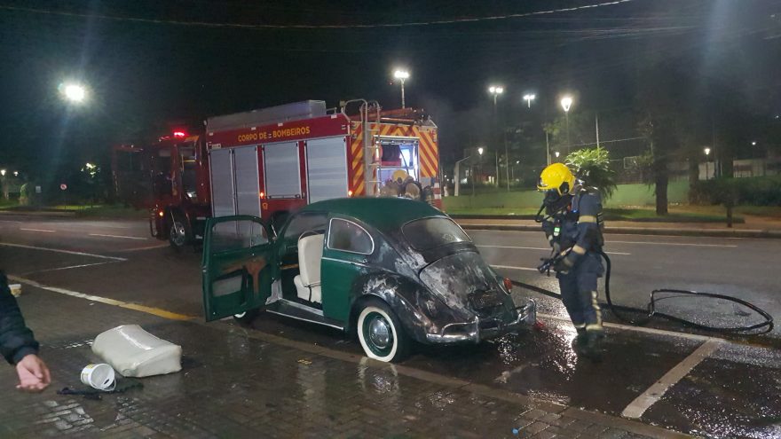 Bombeiros combatem incêndio em motor de Fusca no Centro