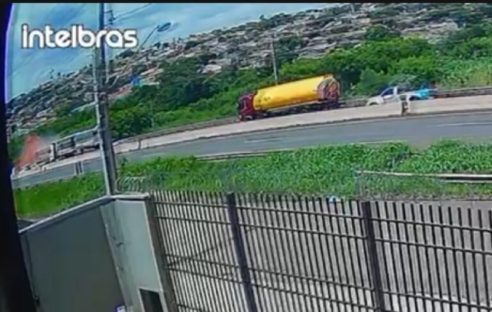 Vídeo mostra carreta explodindo após colisão com dois caminhões em Maringá; duas pessoas morreram Imagem referente a Vídeo mostra carreta explodindo após colisão com dois caminhões em Maringá; duas pessoas morreram