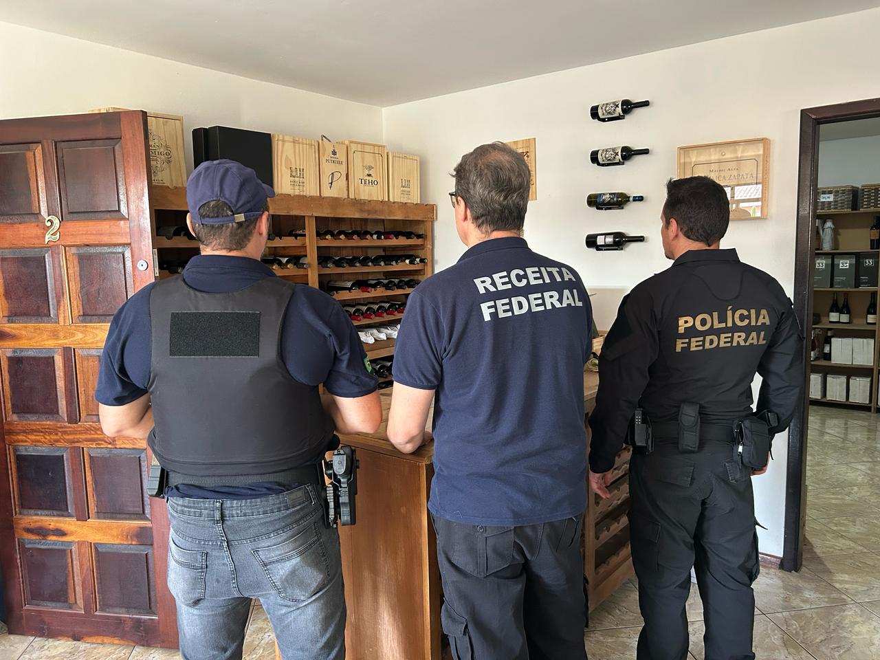 Polícia Federal e Receita miram descaminho de vinhos em Curitiba Polícia Federal e Receita miram descaminho de vinhos em Curitiba