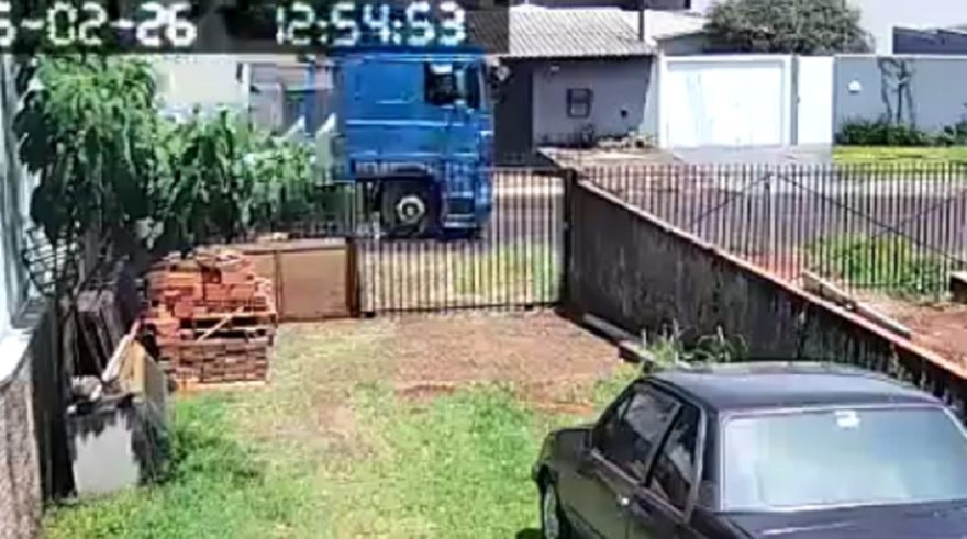 Câmera flagra carreta arrancando fios no Alto Alegre