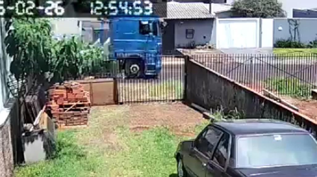 Câmera flagra carreta arrancando fios no Alto Alegre Câmera flagra carreta arrancando fios no Alto Alegre