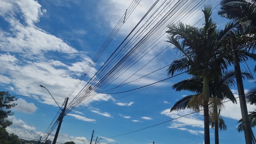 Carreta arranca fios e deixa moradores do Alto Alegre sem internet