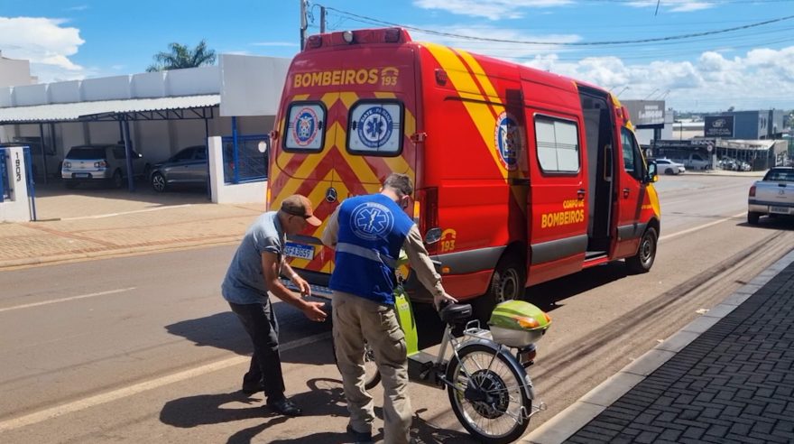 Homem de 73 anos é socorrido após cair de bicicleta na rua Cuiabá