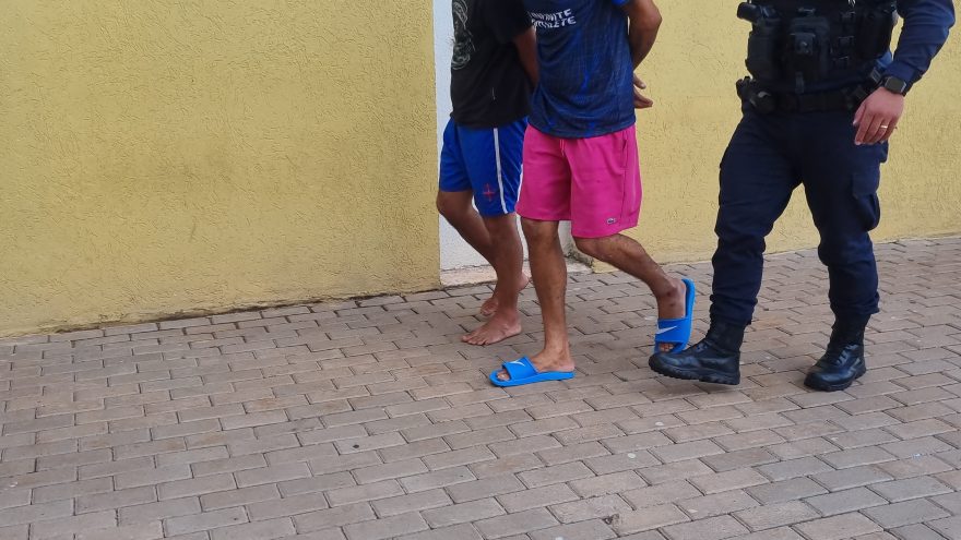Homens são presos após realizarem compras com cartão de crédito encontrado na rua