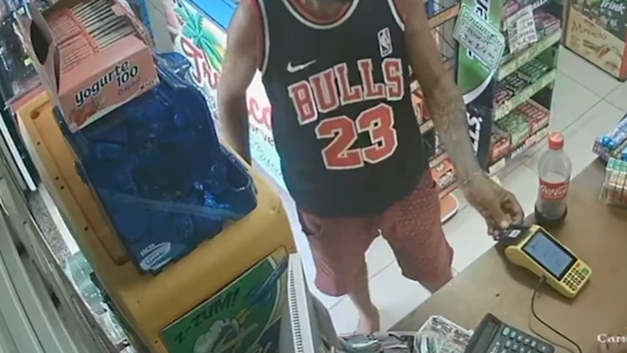 Dupla é detida após comprar “coquinha gelada” e gastar mais de R$ 400 com cartão encontrado na rua