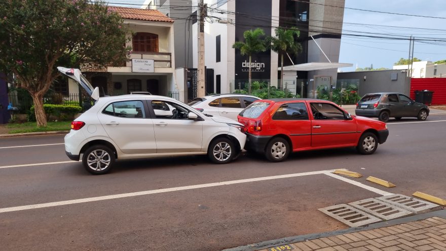 Fiat Argo bate na traseira de veículo Gol na Rua Minas Gerais
