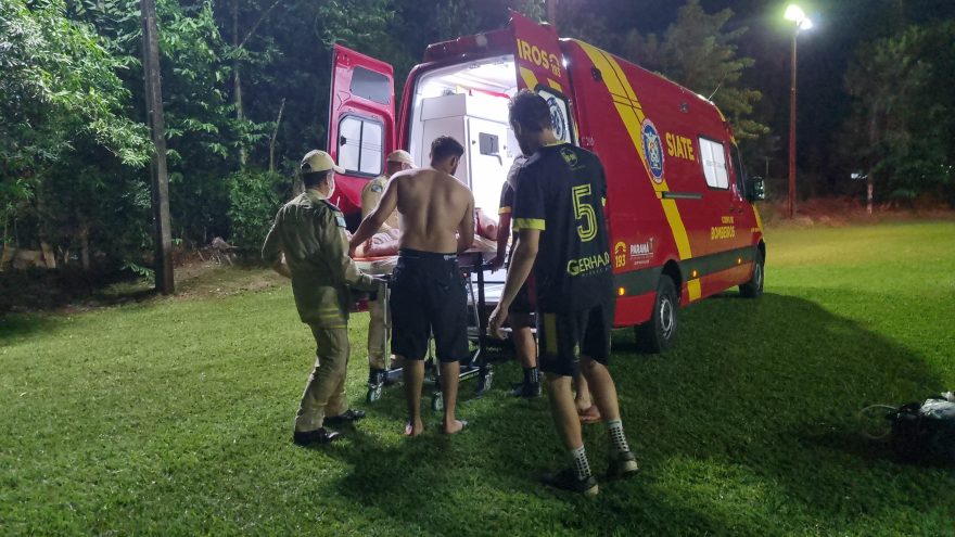 Rapaz sofre fratura na perna durante partida de futebol no Bairro Lago Azul em Cascavel
