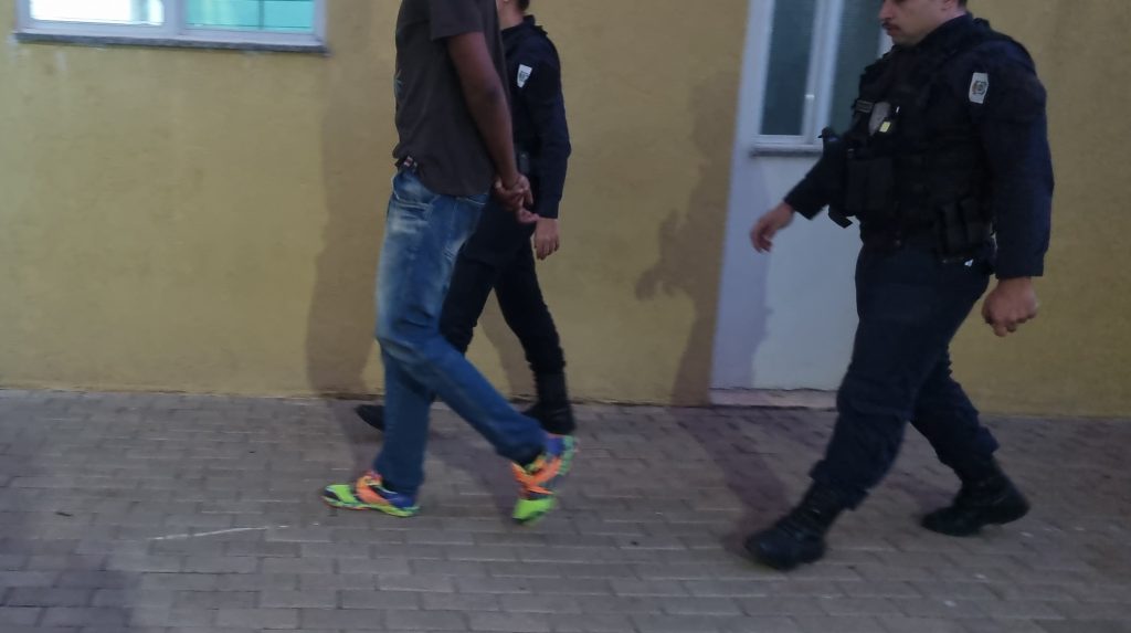 Encontro regado a cocaína termina em acusações e prisão; haitiano é detido após episódio com mulheres em hotel