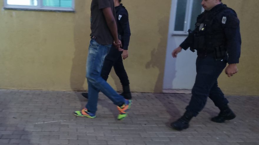 Encontro regado a cocaína termina em acusações e prisão; haitiano é detido após episódio com mulheres em hotel
