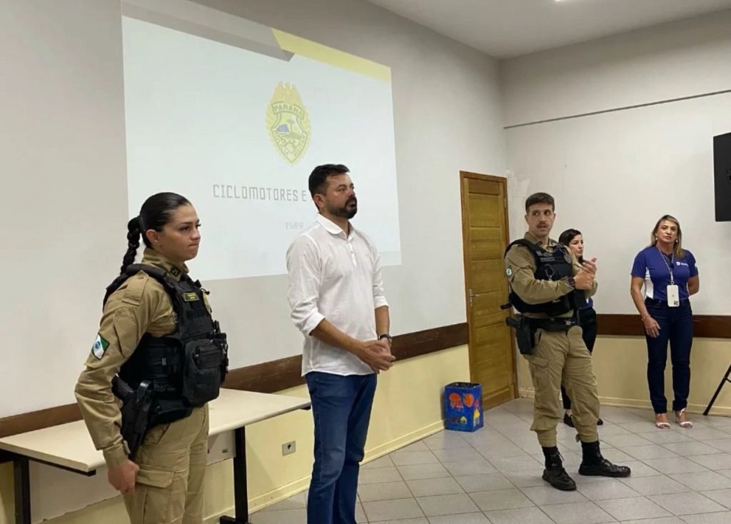 Palestra orienta estudantes sobre patinetes e motos elétricas no trânsito em Goioerê 