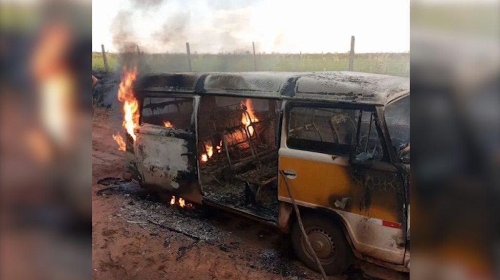 Kombi escolar com cinco alunos pega fogo em Cruzeiro do Oeste