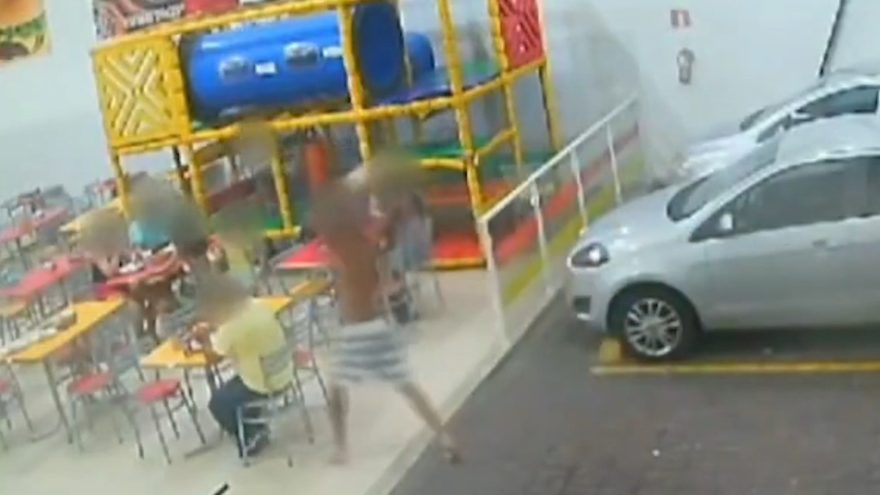 Imagens fortes: homem atira bloco de pedra na cabeça de cliente de lanchonete