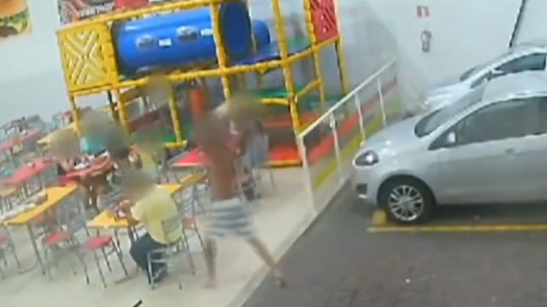 Imagens fortes: homem atira bloco de pedra na cabeça de cliente de lanchonete