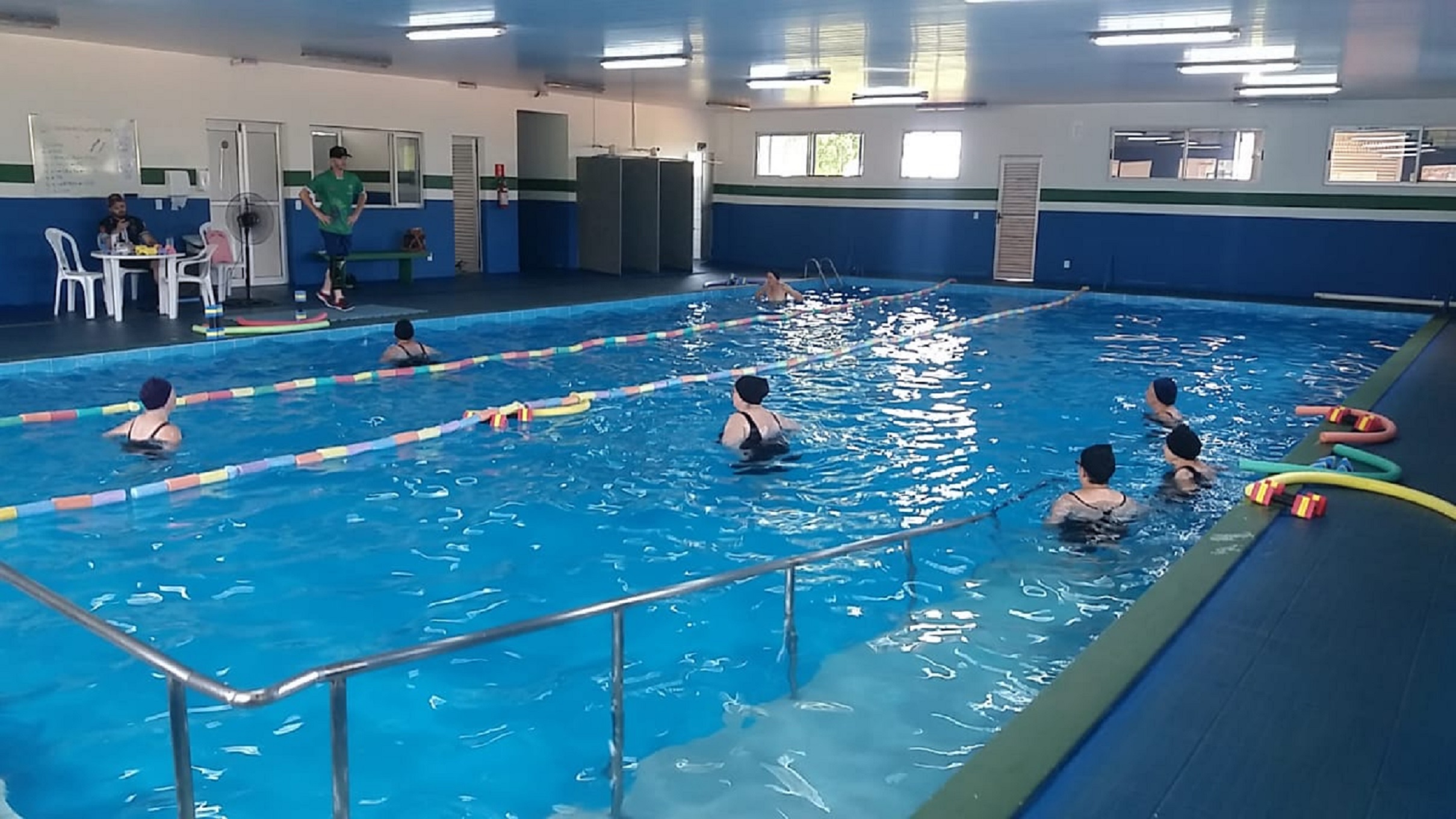 Após população madrugar na fila, Prefeitura abre mais 100 vagas para natação e hidroginástica