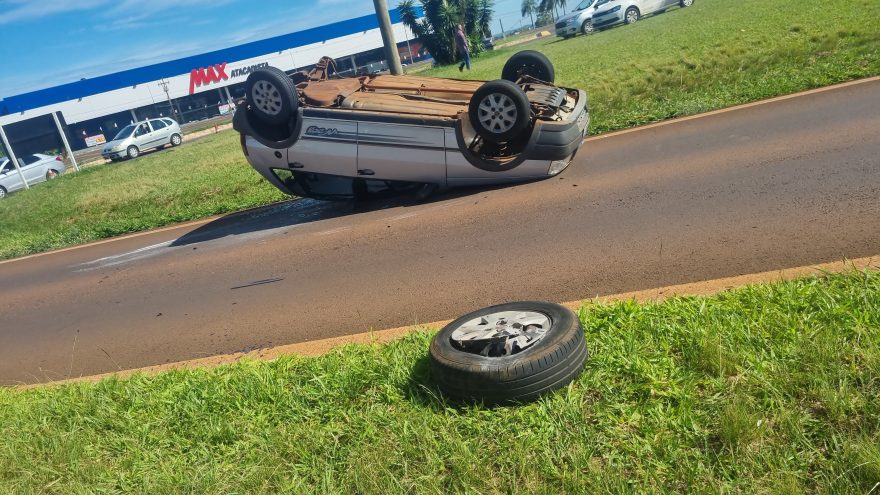 Colisão seguida de capotamento é registrado no Trevo do Bairro Guarujá