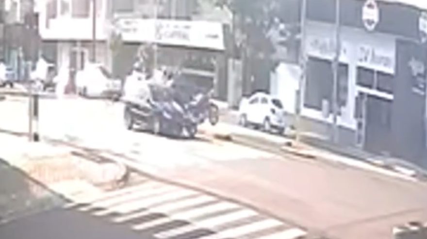Câmeras flagram acidente que deixou homem gravemente ferido em Toledo
