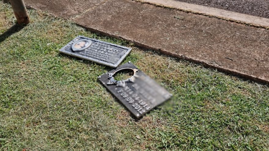 Placas de bronze furtadas de cemitério são encontradas no Periolo
