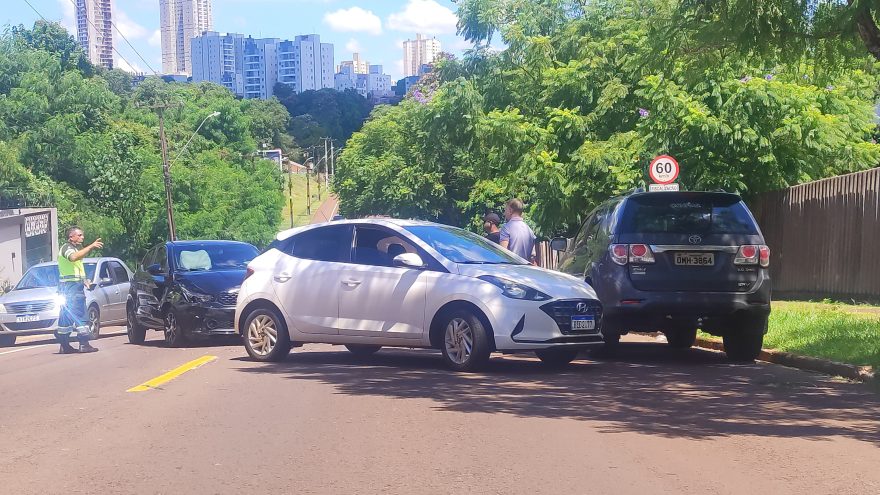 HB20 e Argo se envolvem em colisão na Rua Manaus, em Cascavel