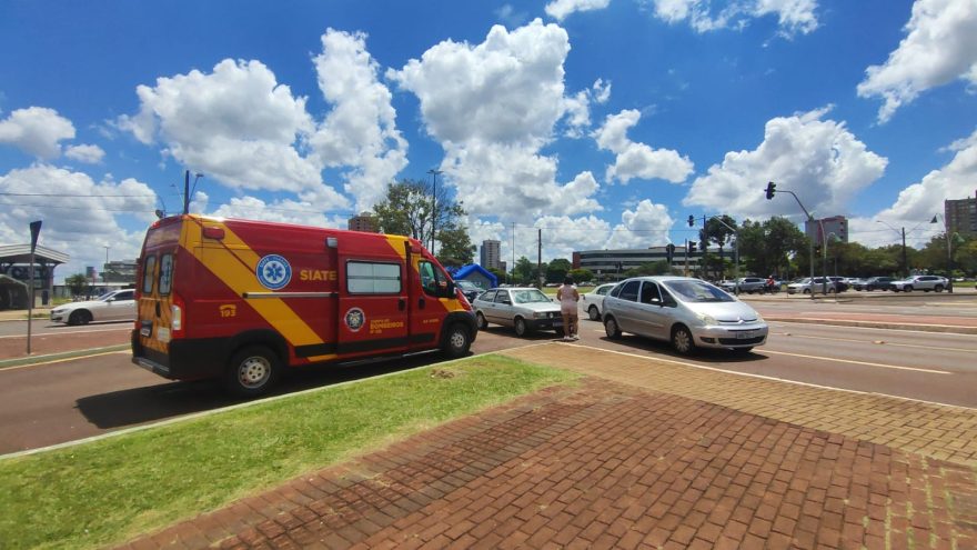 Adolescente fica ferida ao colidir patinete contra Citroën Xsara Picasso na Praça da Bíblia