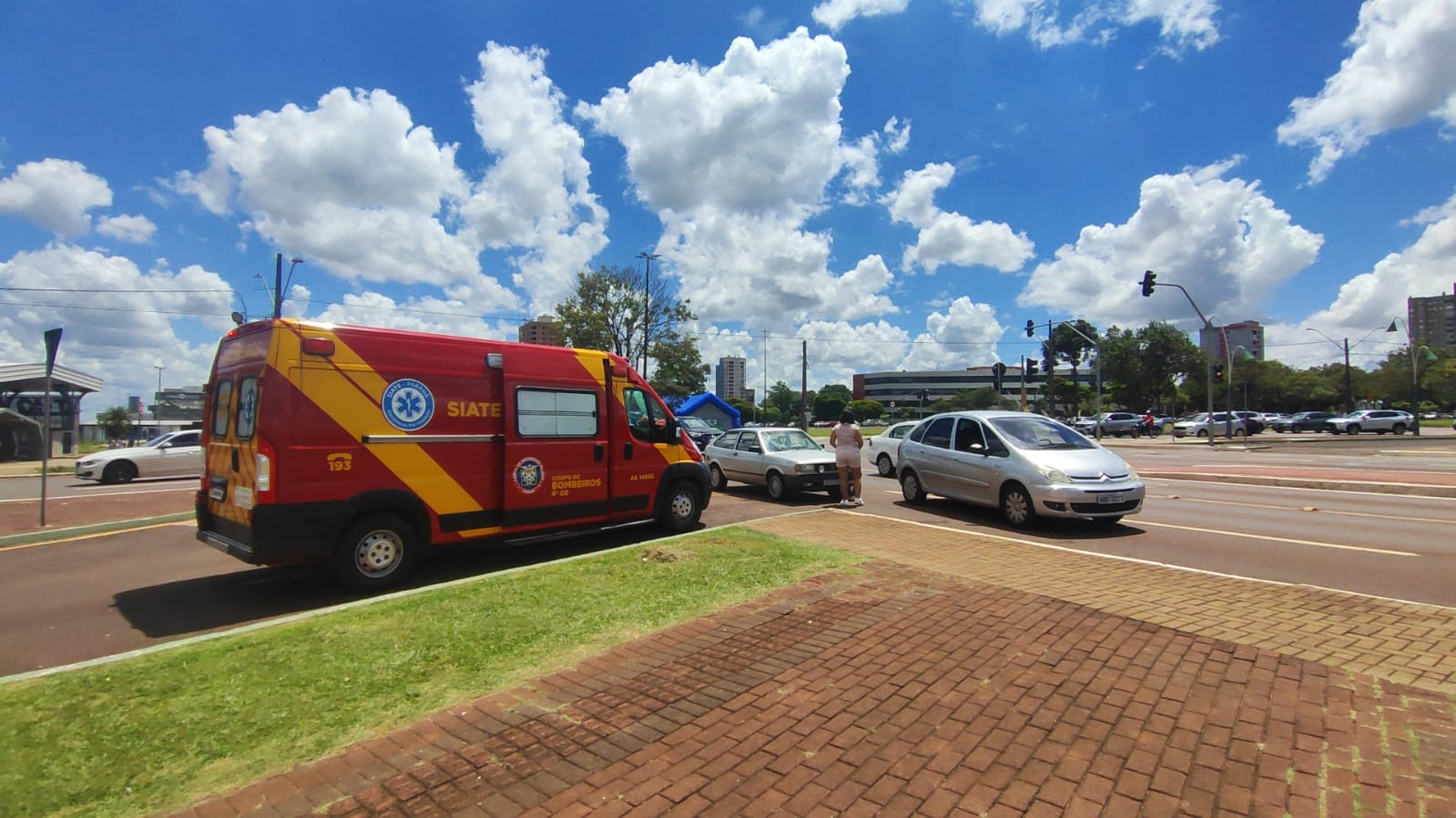 Adolescente fica ferida ao colidir patinete contra Citroën Xsara Picasso na Praça da Bíblia