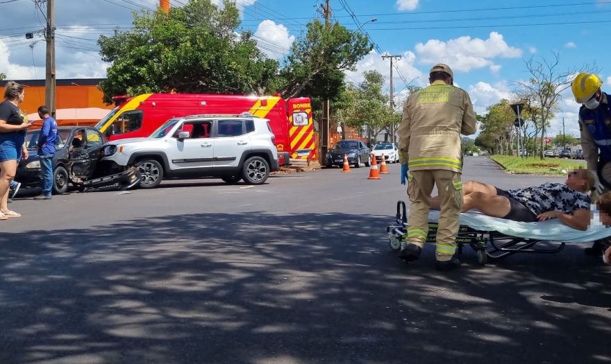 Duas pessoas ficam feridas em forte colisão na Avenida Assunção