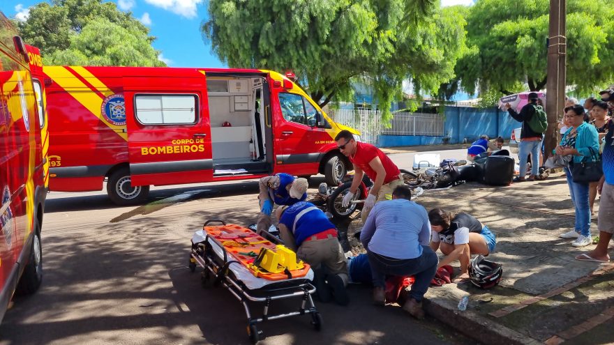 Motociclistas ficam feridos em grave acidente no Centro