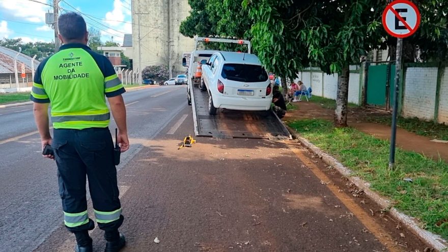 Celta é guinchado pela Transitar por atrapalhar o fluxo na Rua 25 de Agosto