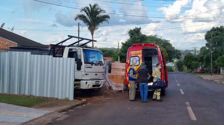 Enquanto entregava ferragens, homem cai de caminhão e fica ferido