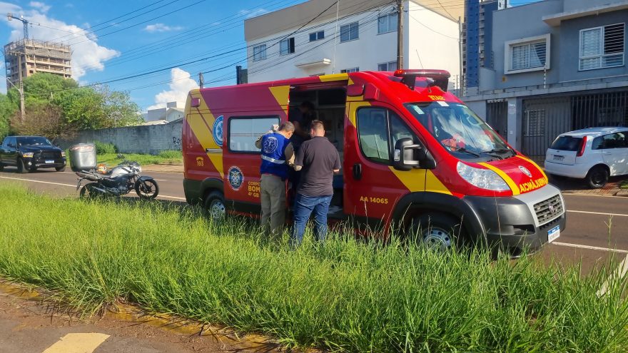 Motociclista é socorrido pelo Siate após acidente de trânsito no Coqueiral