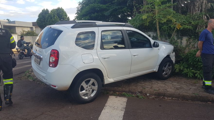 Três veículos se envolvem em acidente no Bairro Parque São Paulo