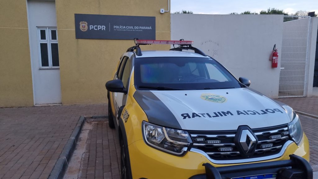 Corsa vermelho é furtado em plena luz do dia na Rua Castro Alves
