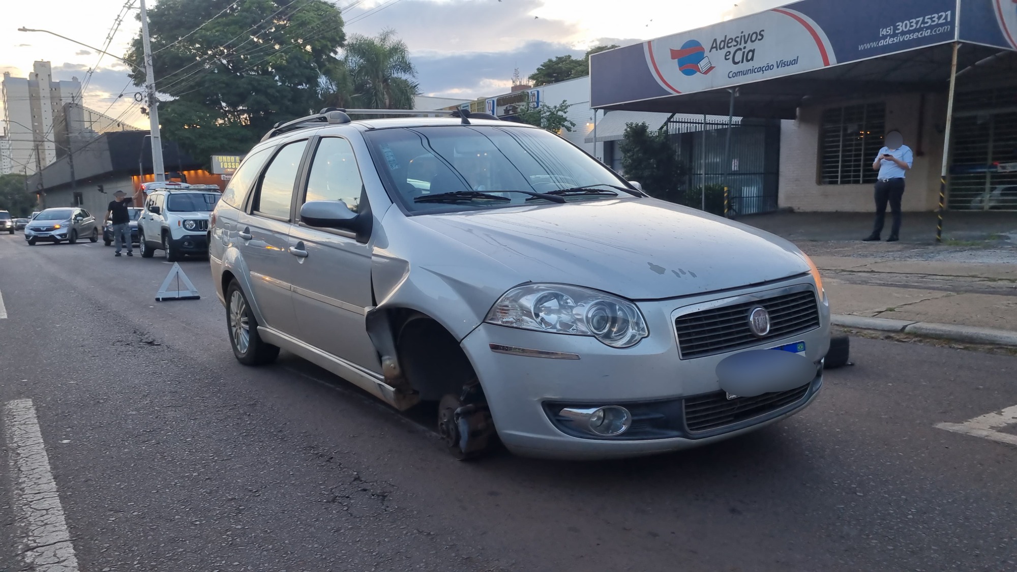 Roda de Palio cai na Rua Erechim e trânsito fica interditado em uma faixa