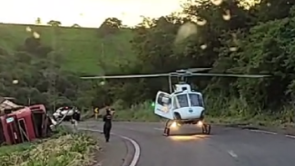 Helicóptero do Samu socorre vítima de tombamento na BR-163