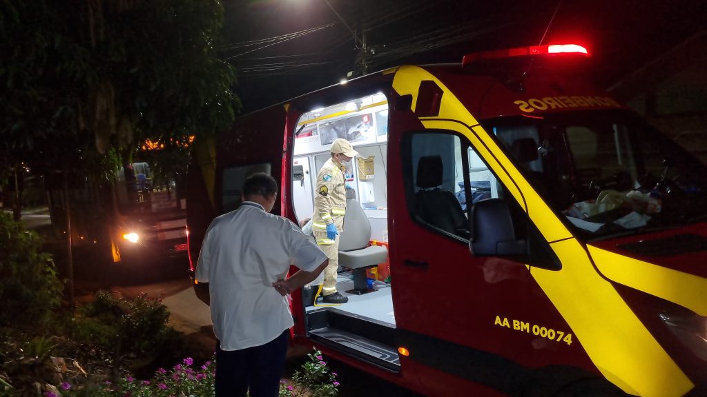 Idosa se desequilibra, cai e fica ferida ao descer de ônibus no Bairro Periolo